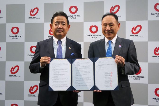 左から、大東建託の竹内 啓代表取締役社長執行役員、大和ハウス工業の芳井 敬一代表取締役社長