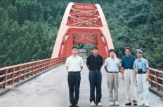 地方の小規模吊橋への愛情を事業化