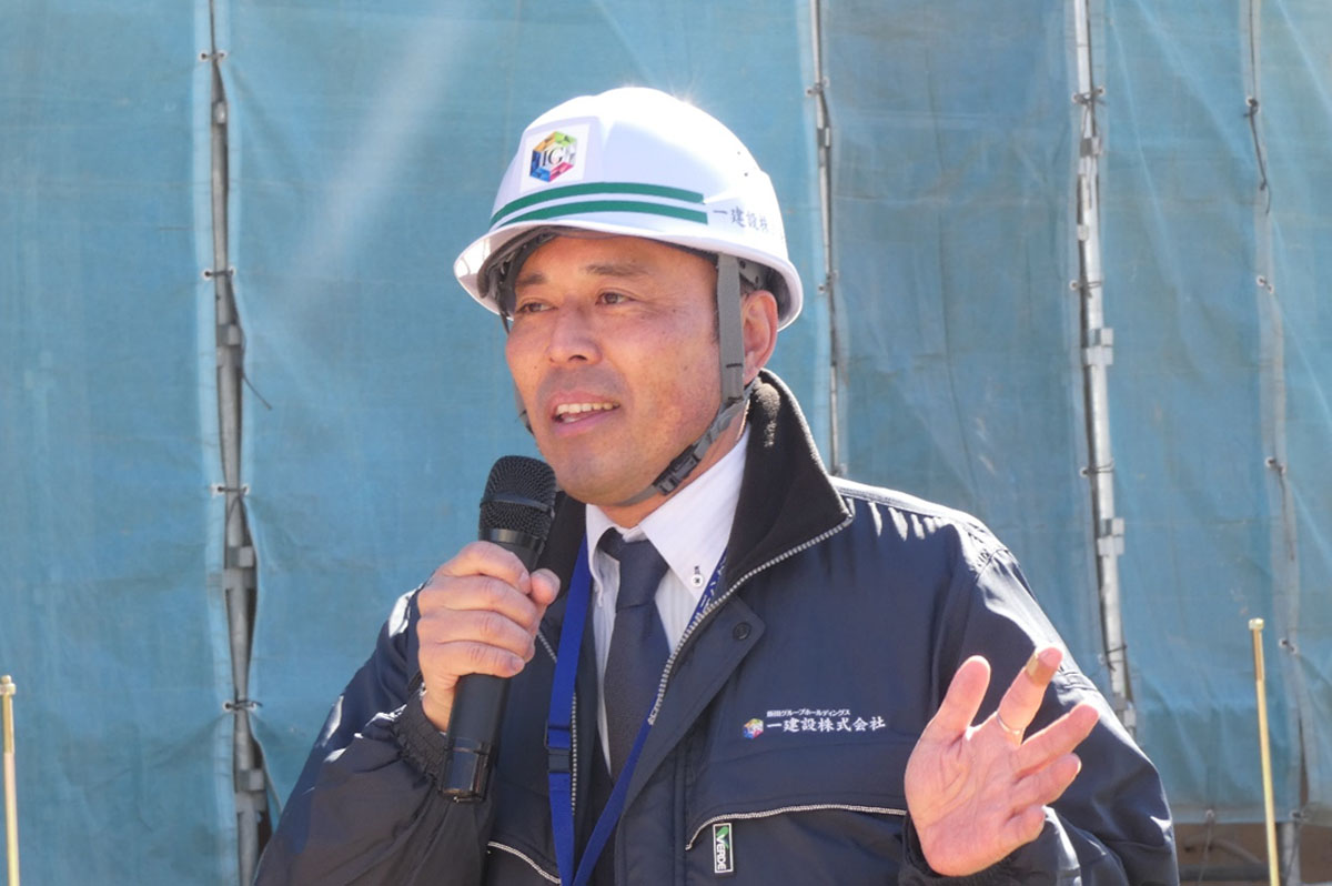 生徒の前で挨拶する一建設 執行役員東日本工事統括本部本部長の藤川基俊氏