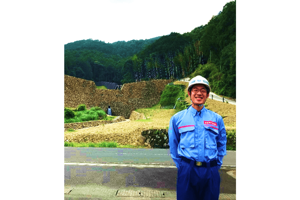 センター前の鳴子谷川砂防堰堤の前でにっこりほほえむ北本さん(写真本人提供)