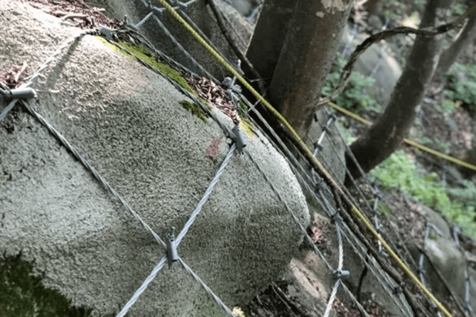 法面上の露出した巨石…どうする！？ 7つの対策を紹介