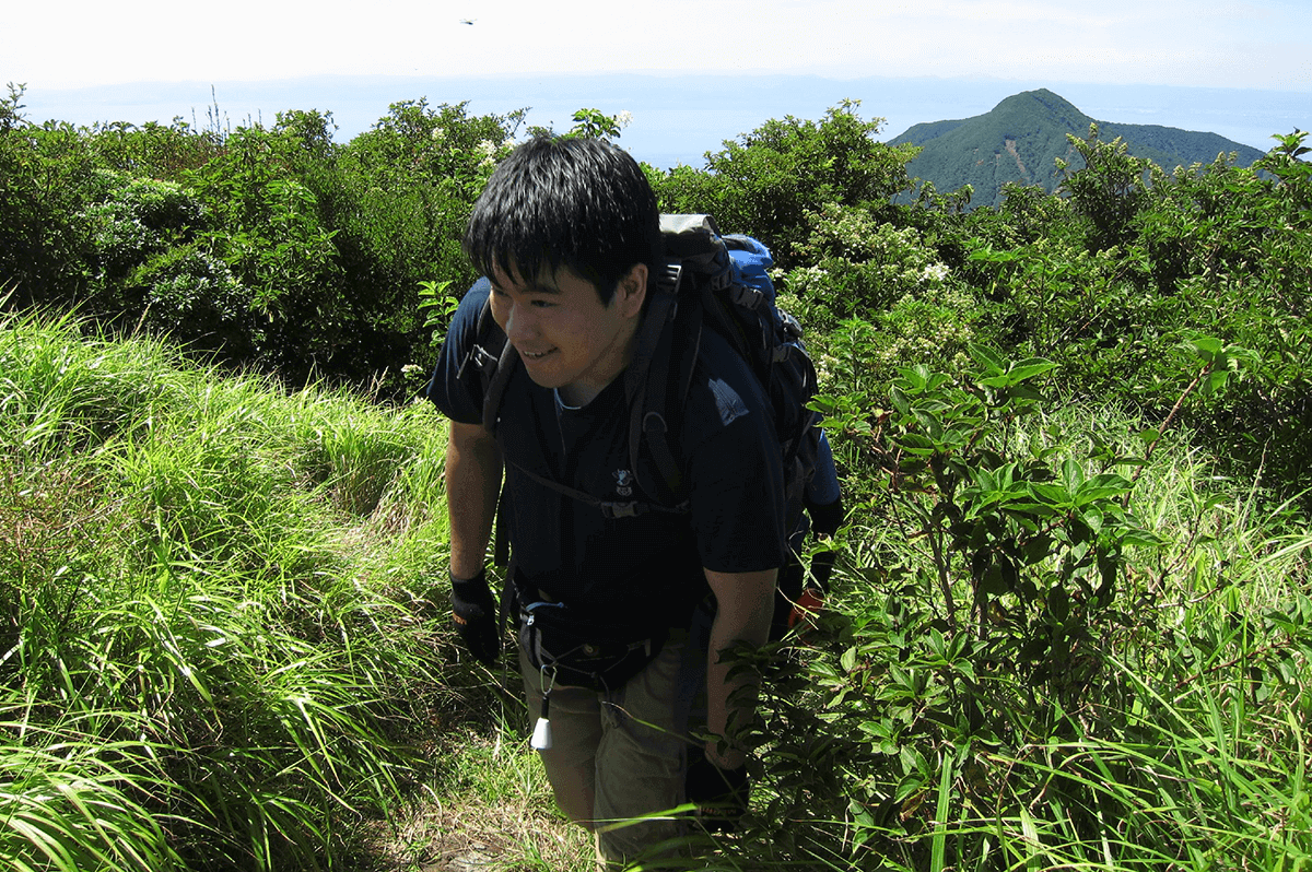 大隅半島の山々を堪能する小林さん(写真本人提供)