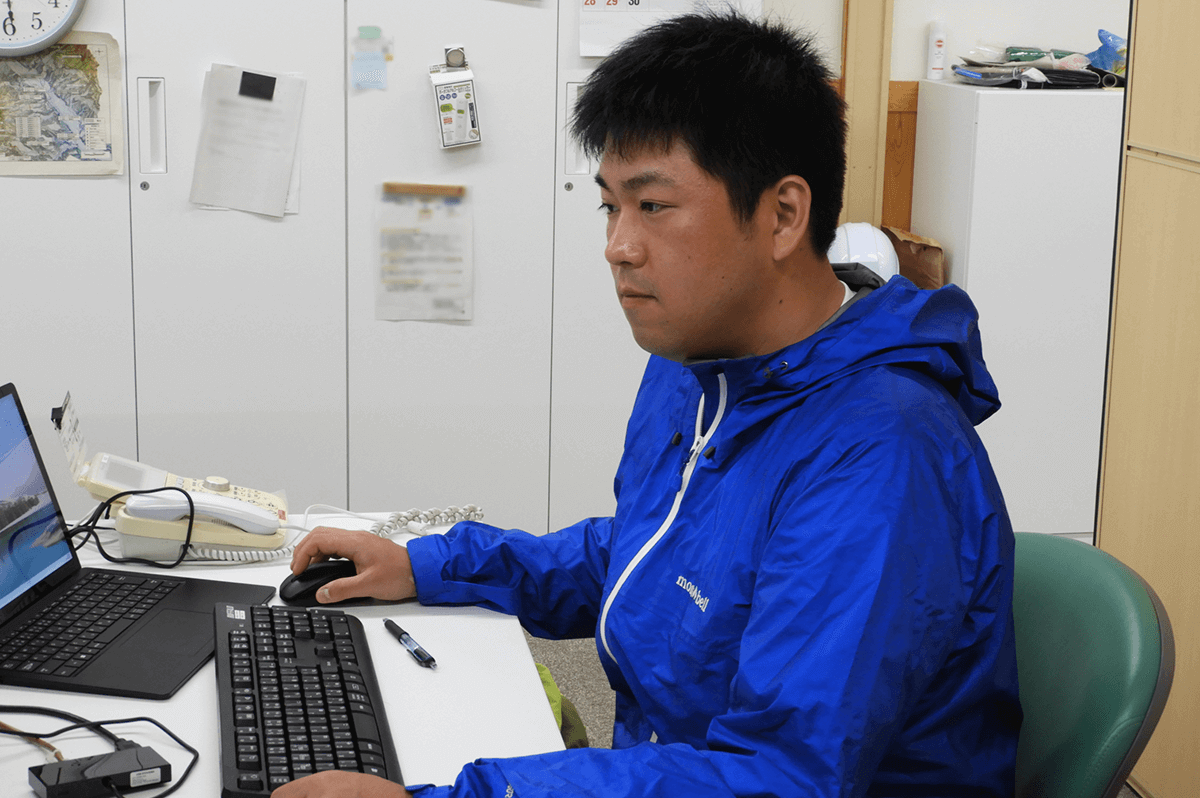 なにやら仕事中の小林さん(写真本人提供)