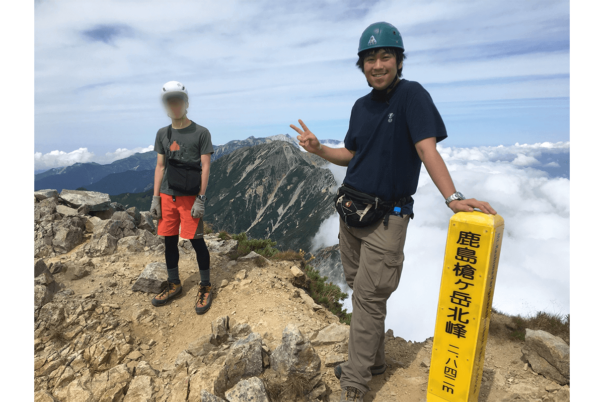 登山を楽しむ小林さん(右、写真本人提供)