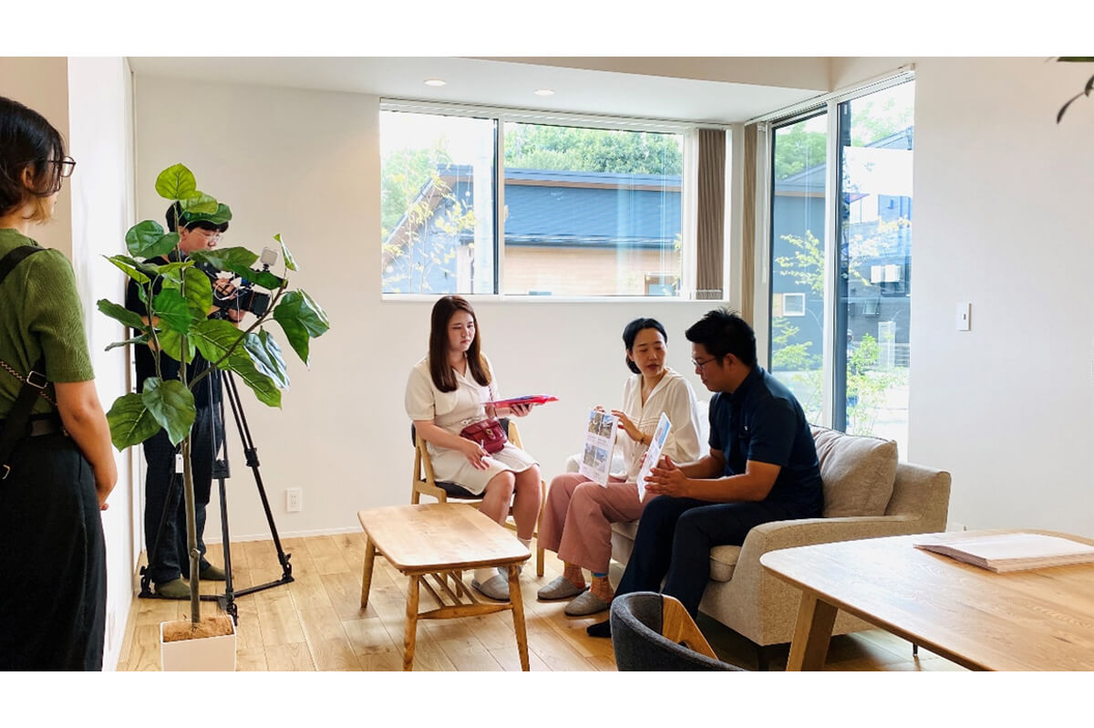 台湾のテレビ局から取材を受けるアネシスの中根さん