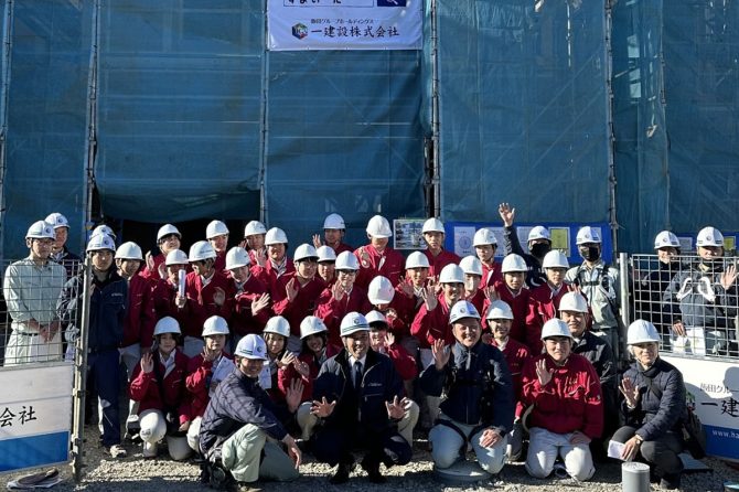木造住宅の建築現場見学会の集合写真