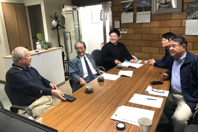 協会事務所での打ち合わせ。右が平良さん。その視線の先の左が小川さん。