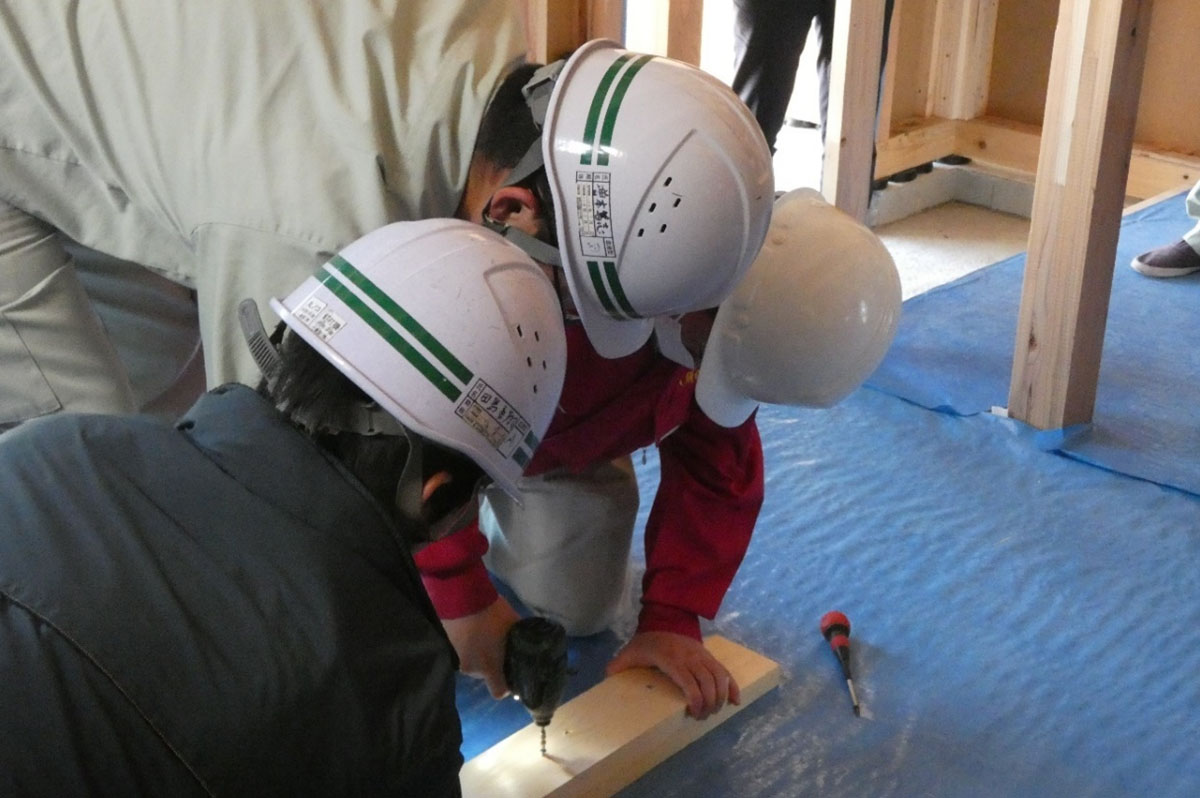 電動ドリルの作業を体験