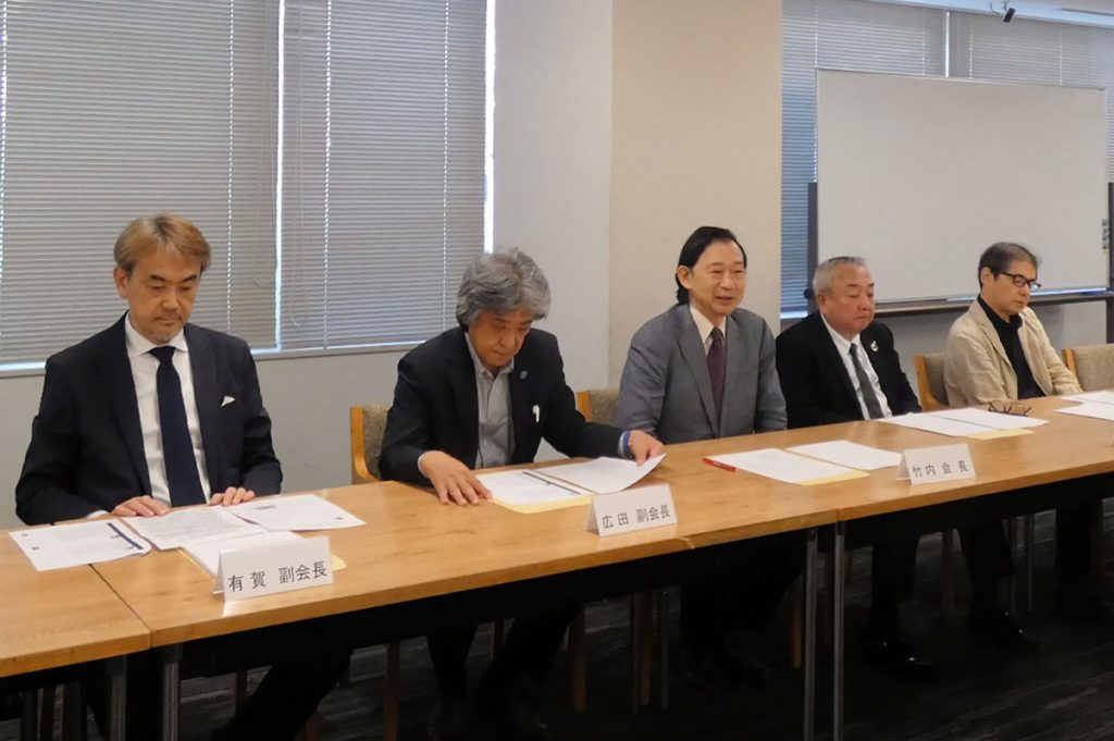 左から、有賀隆副会長、広田直行副会長、竹内徹会長、賀持剛一副会長、山梨知彦副会長