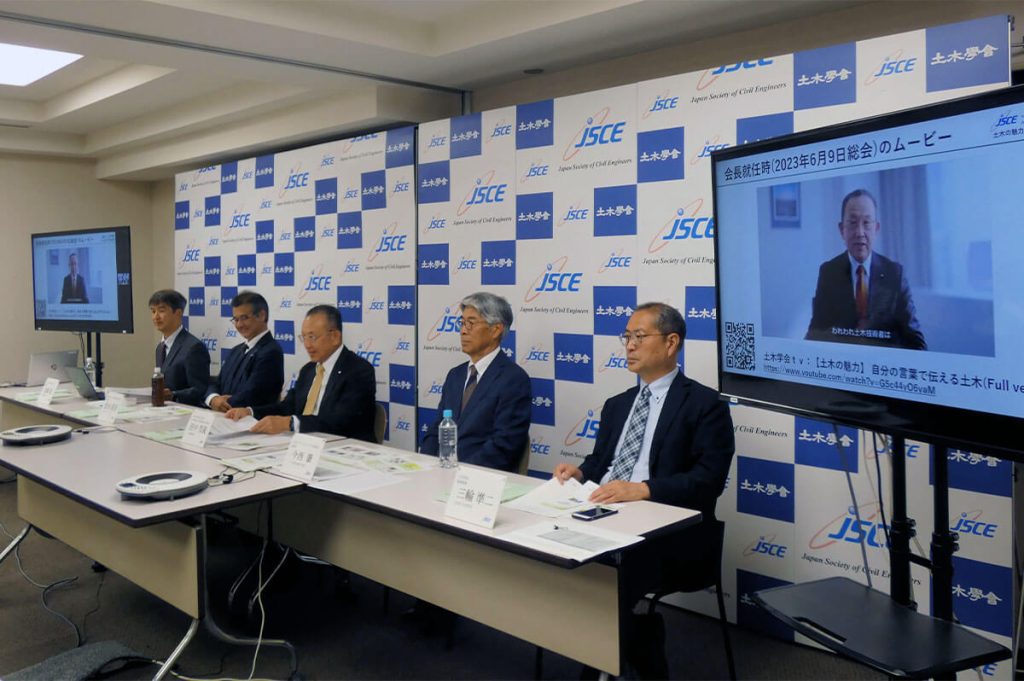 左から、加藤幹事長、松永委員長、田中会長（委員長）、今西委員長、 進行をつとめた三輪準二専務理事