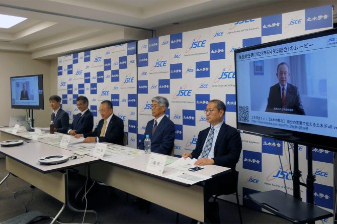 左から、加藤幹事長、松永委員長、田中会長（委員長）、今西委員長、 進行をつとめた三輪準二専務理事