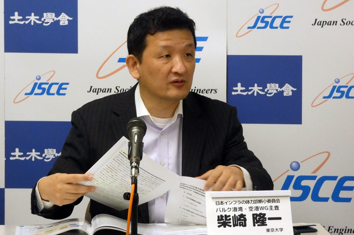 記者会見で説明する、柴崎隆一バルク港湾・空港WG主査