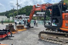 “チルトローテータ”で手元作業員をゼロに。現役の職人が教える車両系教習所が開校！