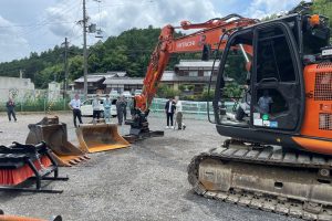 “チルトローテータ”で手元作業員をゼロに。現役の職人が教える車両系教習所が開校！