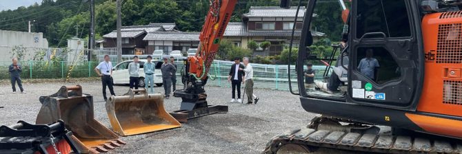 “チルトローテータ”で手元作業員をゼロに。現役の職人が教える車両系教習所が開校！