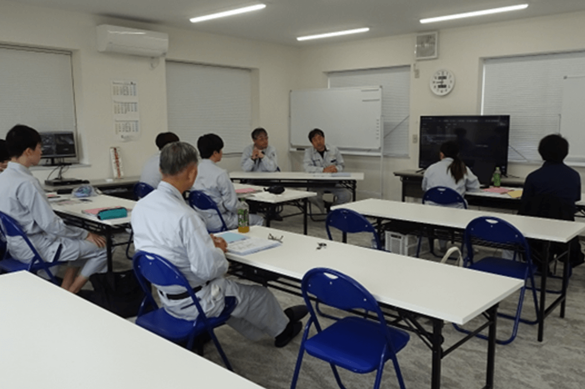 6月にオープンした実習施設では、まず座学で仕組みを学んだあと、隣のヤードで実習する。この日はコンクリートの補修や補強技術を学ぶ5日間集中実習の4日目。