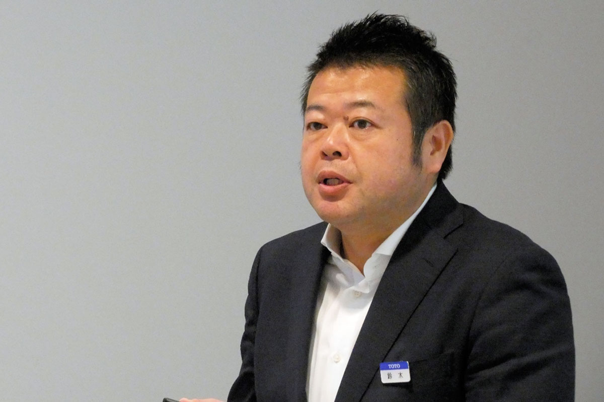 「新商品投入の背景」を語るTOTO販売統括本部の鈴木雅大・商品営業推進部部長