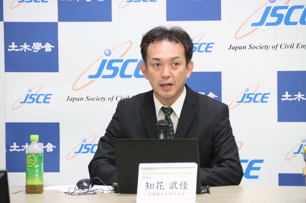 提言の要点を語る、知花武佳幹事長