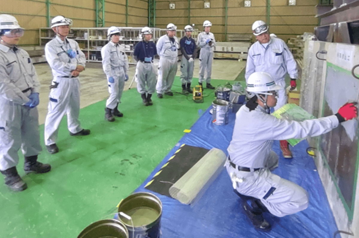 実習風景。先生役の先輩社員がこれまで経験してきた知見を丁寧に教え、実習生が自らやってみる。