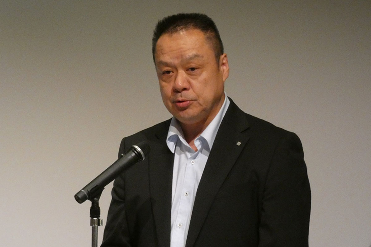 会見で商品説明を行うYKK AP上席執行役員の姫野賢・商品開発本部長