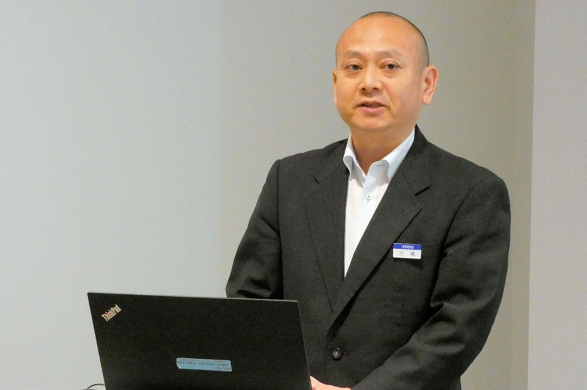 「新商品の特長」を語るTOTO浴室事業部の大橋隆弘・浴室商品統括部部長