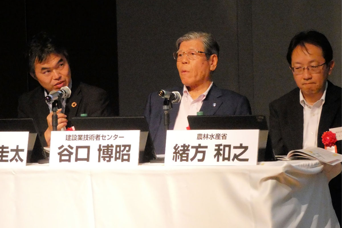 左から、長﨑屋圭太・林野庁森林整備部長、谷口博昭・建設業技術者センター顧問、緒方和之・農林水産省農村振興局整備部長