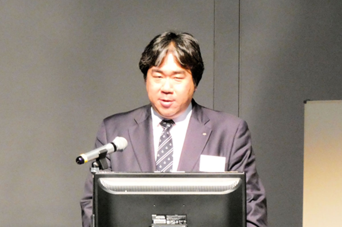 「少子高齢化に対応した無人化施工の挑戦!」をテーマに講演する、中和コンストラクションの大浦晃平社長