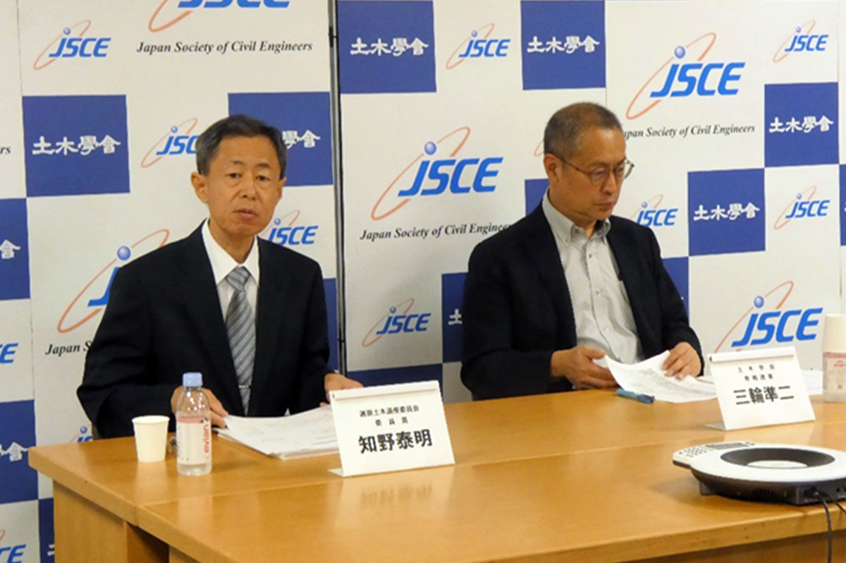 左から 、知野泰明・土木学会選奨土木遺産委員会委員長と三輪準二・土木学会専務理事