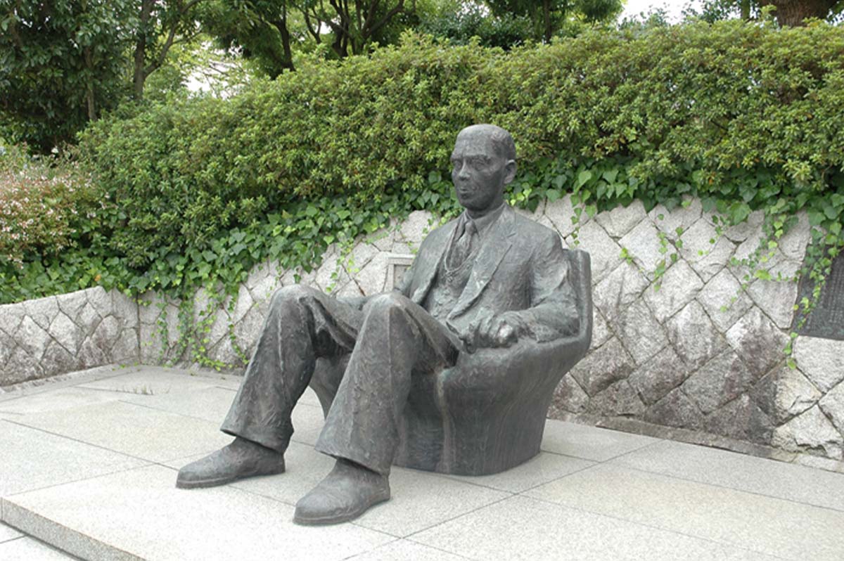 石破二朗の銅像 / 鳥取Art DB Project（https://www.keyword-co.net/tottori-sculpture/tottori_toubu/tottori/240/）