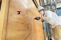 「イエス！ホウ酸ラブ」 お笑い芸人・フォーリンラブのハジメさん、防腐・防蟻の施工会社の社長として奮闘中