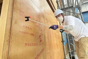 「イエス！ホウ酸ラブ」 お笑い芸人・フォーリンラブのハジメさん、防腐・防蟻の施工会社の社長として奮闘中