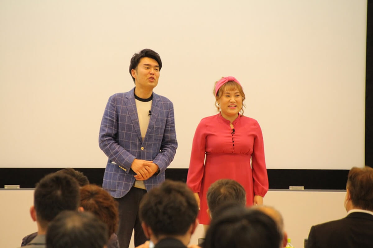 日本ホウ酸処理協会の第2回全国大会でホウ酸の普及促進の決意を語る佐原社長とバービーさん