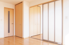 間仕切り(まじきり)の意味・役割とは?壁との違いも解説