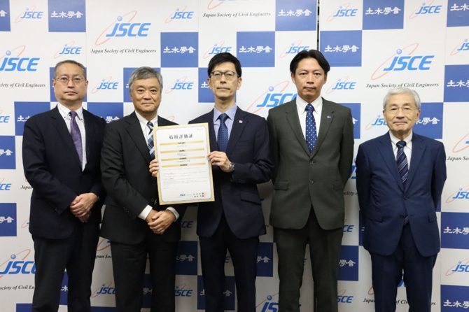 授与式のもよう。左から、三輪準二専務理事、二羽淳一郎氏（「ESCONビーム」技術評価委員会委員長、東京工業大学名誉教授）、株式会社エスイーESCON事業部の永野誠史設計・企画部長、野澤忠明技術開発部長、ESCON協会の松村英樹技術委員長