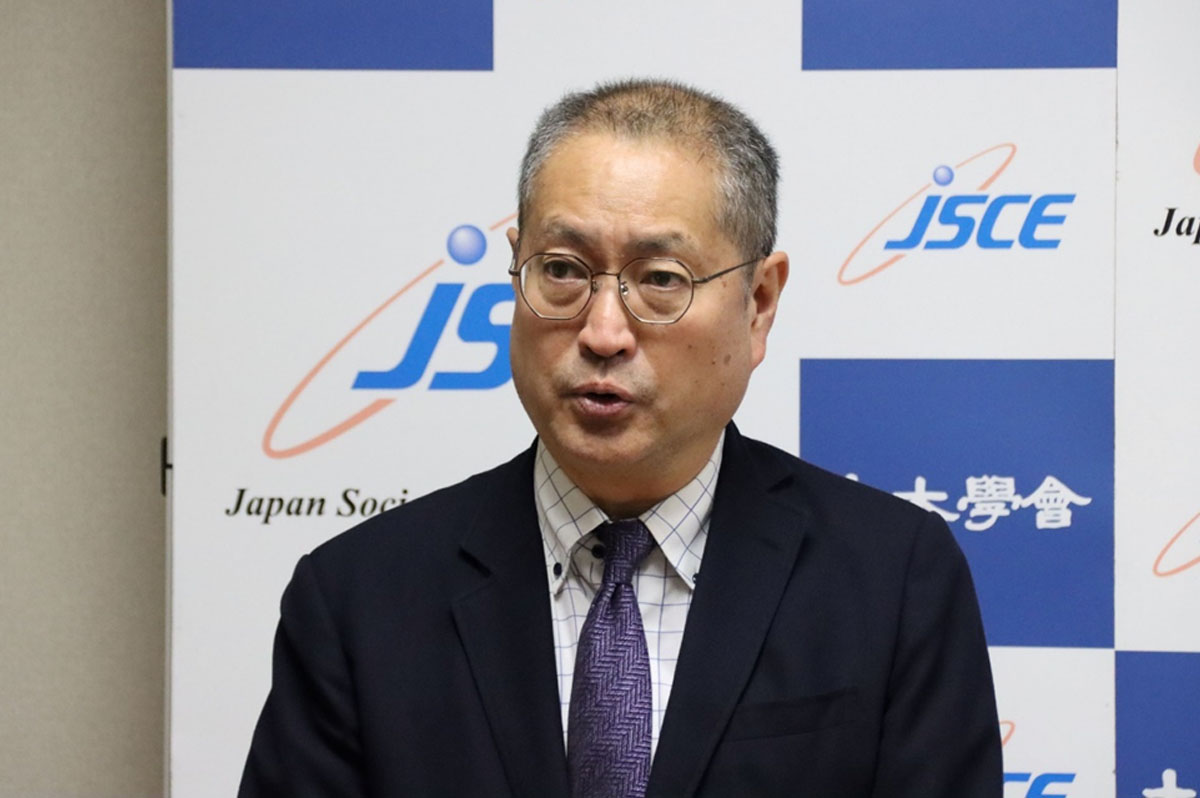 お祝いの言葉を語る土木学会の三輪準二専務理事