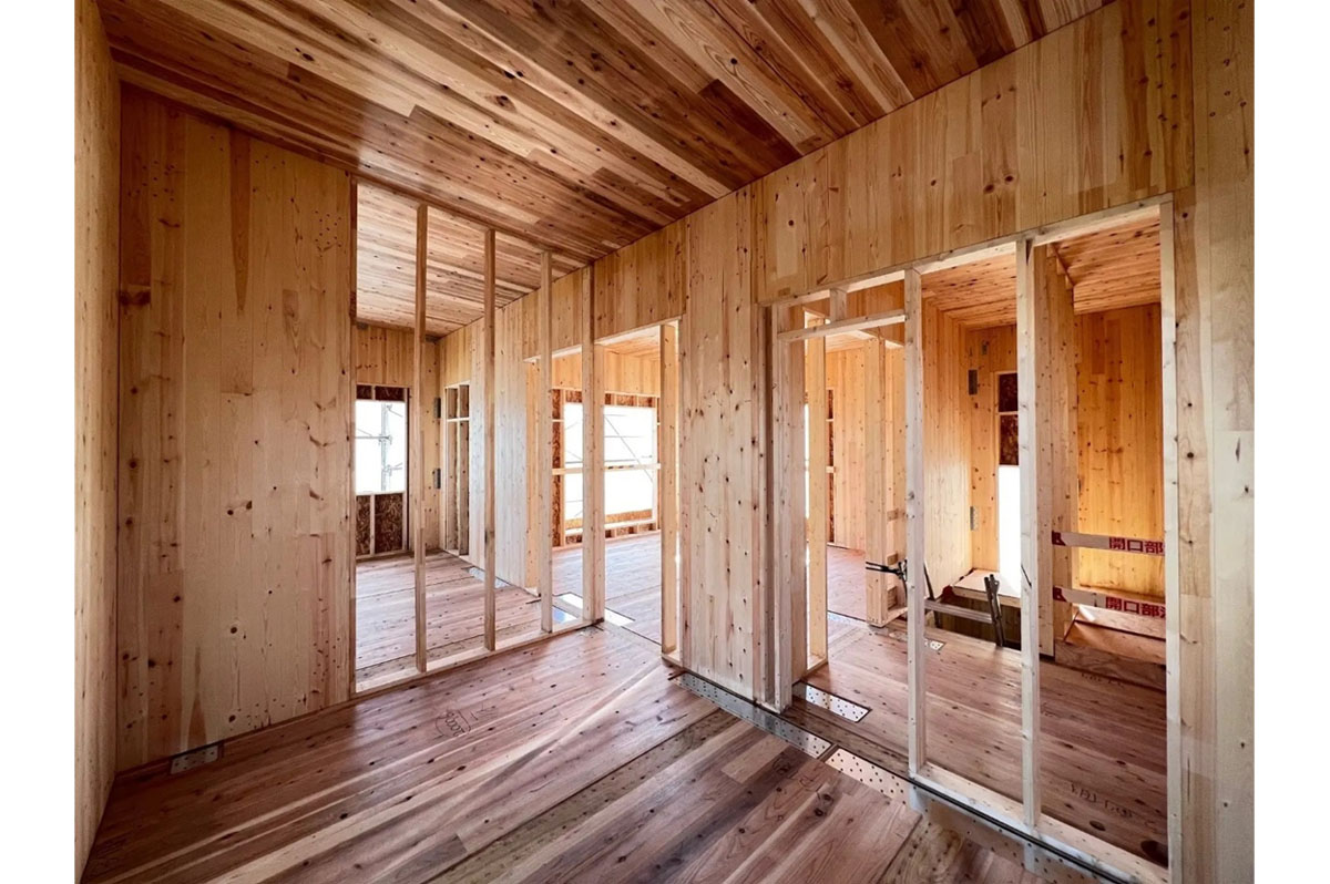 LCCM×CLTパネル工法の戸建賃貸住宅が完成(写真は建設中の様子)