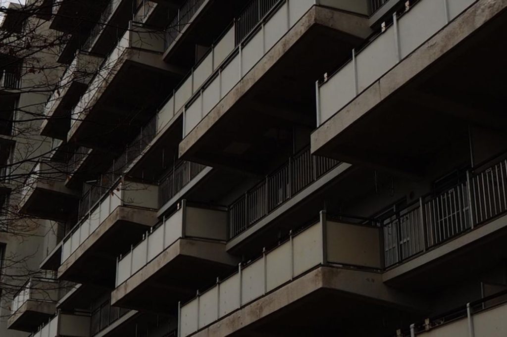 老朽化した昭和時代のマンション