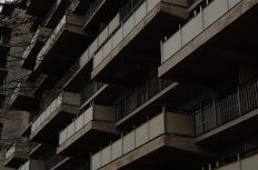 【DeNAグループ・スマート修繕試算】関東・関西でも2,000万円の負担でマンション建替えは困難。工事費用は5年前と比較し倍との見方も