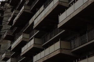 【DeNAグループ・スマート修繕試算】関東・関西でも2,000万円の負担でマンション建替えは困難。工事費用は5年前と比較し倍との見方も