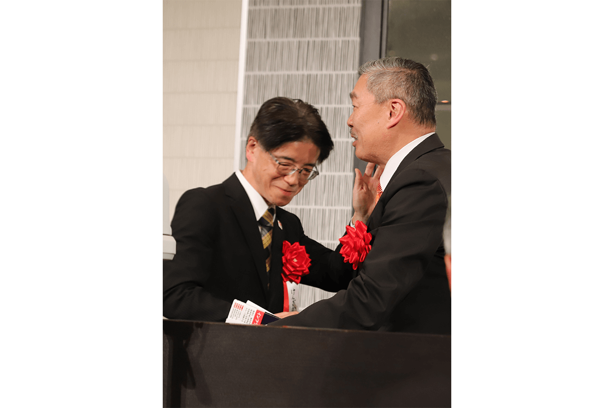見坂さんと藤井先生（けんざか茂範後援会提供）