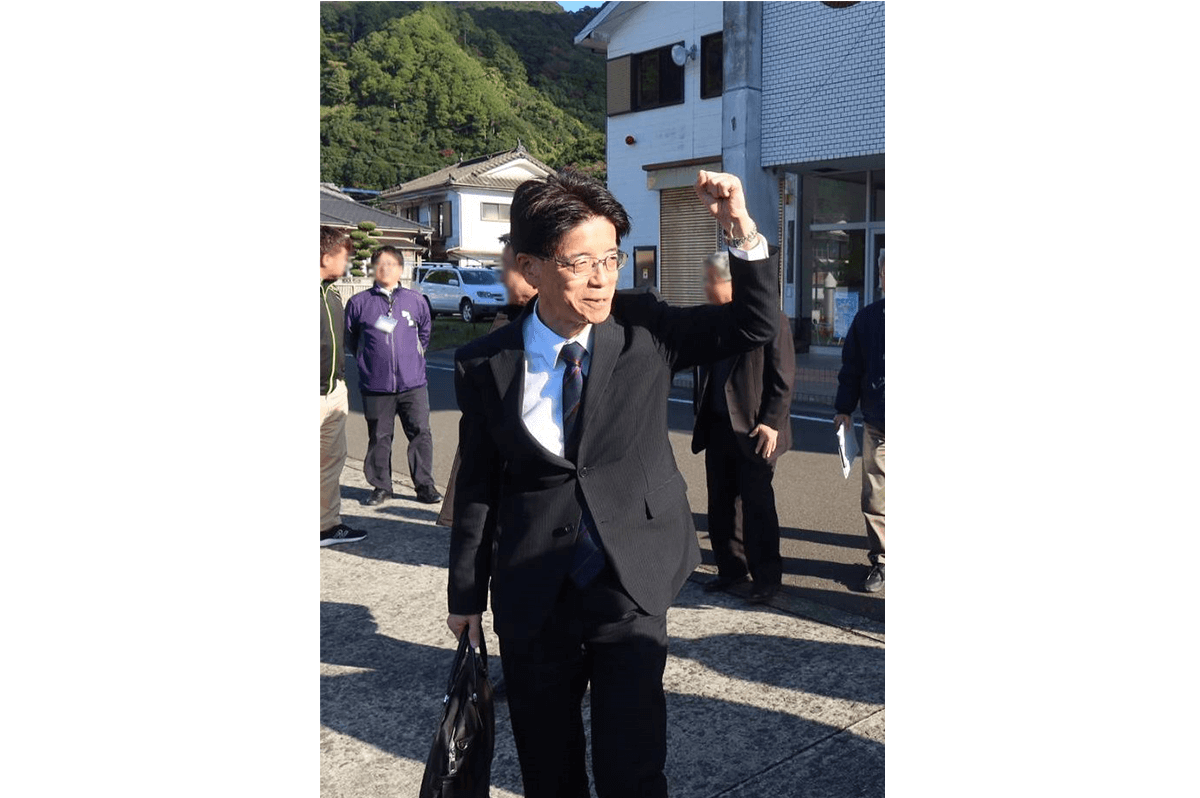 行脚中の見坂さん（けんざか茂範後援会提供）
