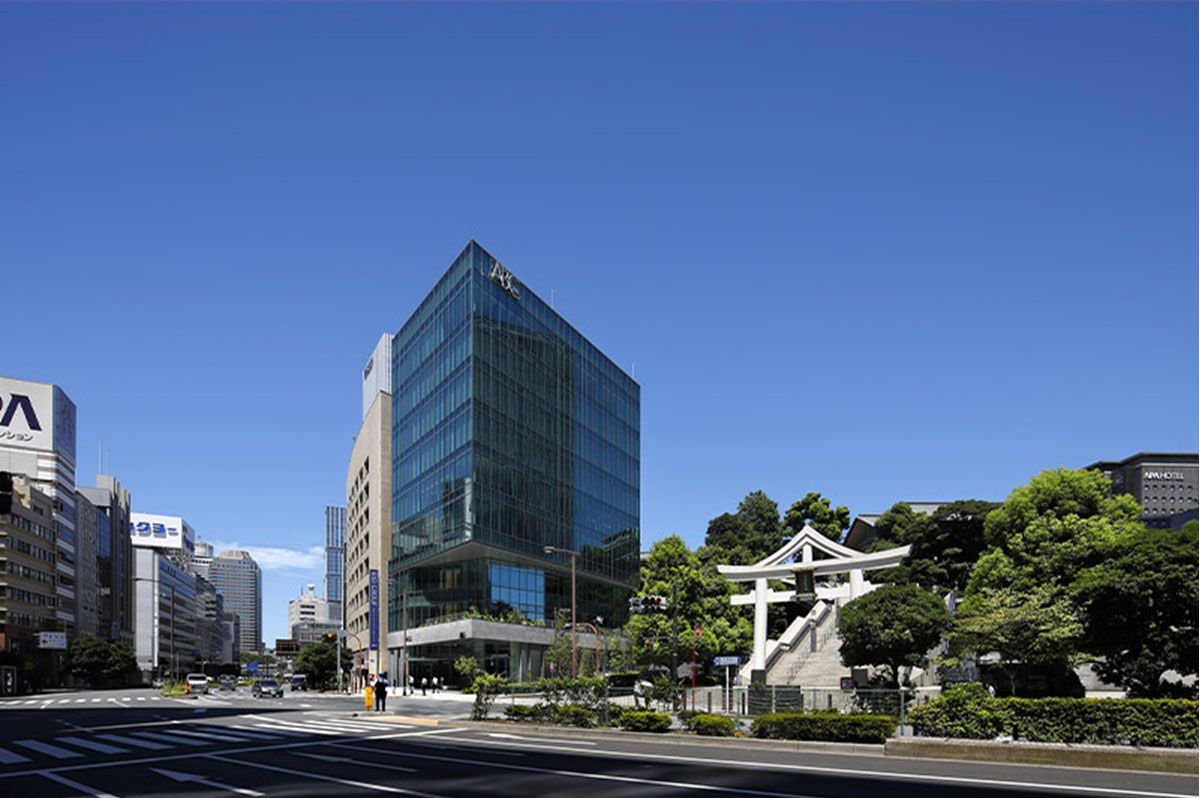 エービーシー商会本社ビルの全景。右に日枝神社が見える(出典:エービーシー商会HP)
