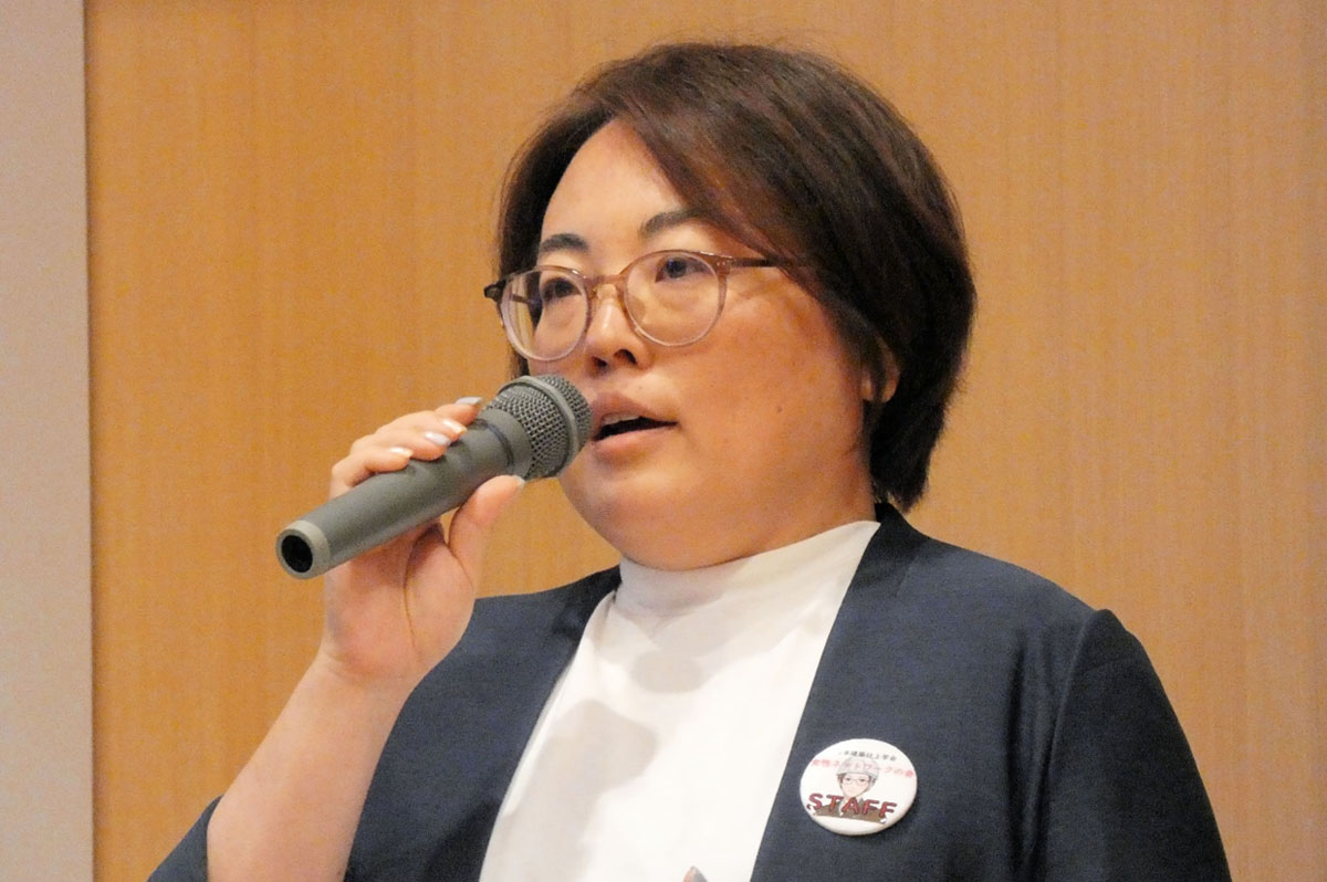 LIXILが「生理休暇」から「セルフケア制度」に呼び名を変えた背景を説明する土屋華南子さん