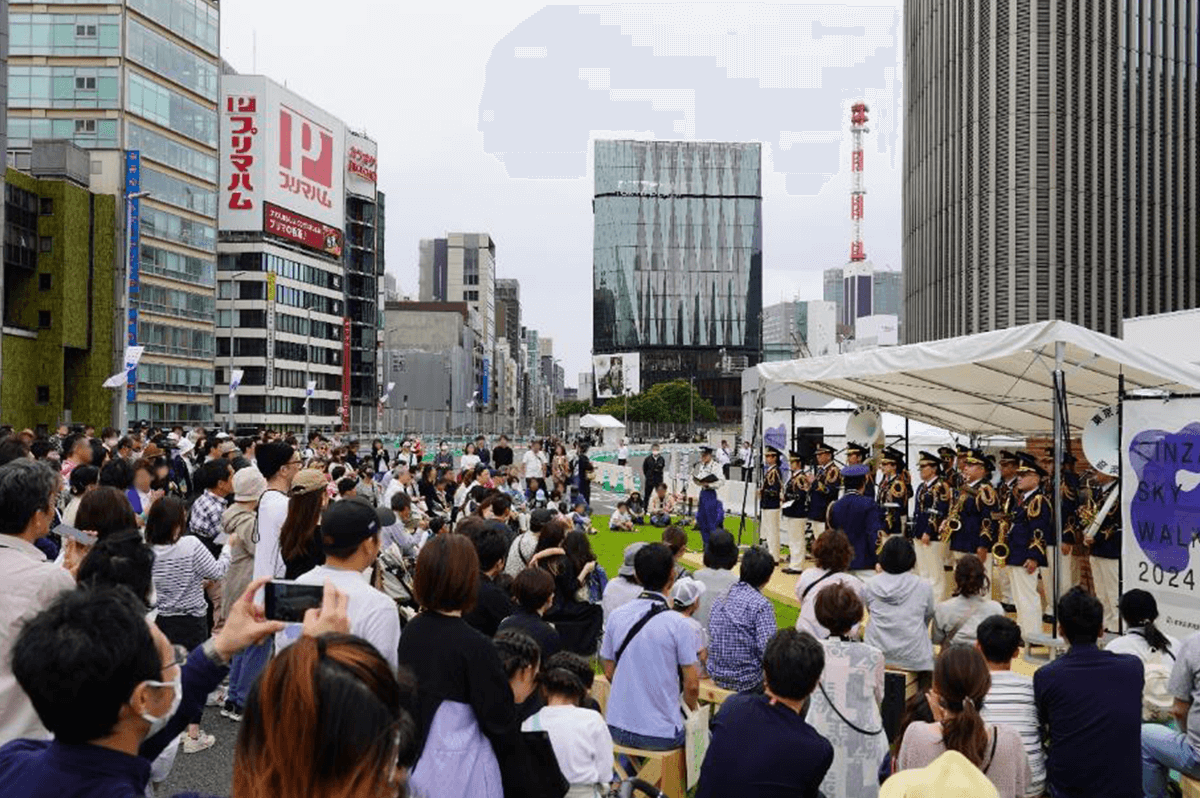 歩行者空間の体験イベント「GINZA SKY WALK 2024」開催時の様子（写真：東京高速道路提供）