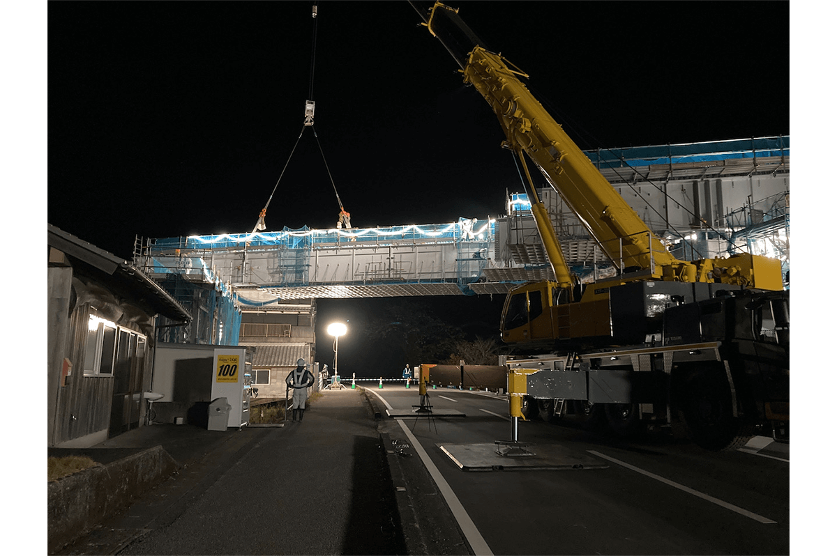 夜間架設中の様子(土佐国道事務所提供)