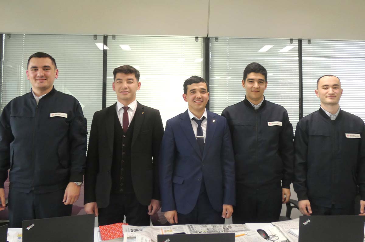 左から、フスニさん・ハサンさん・ティロさん・アルスロンさん・ショヒルズさん