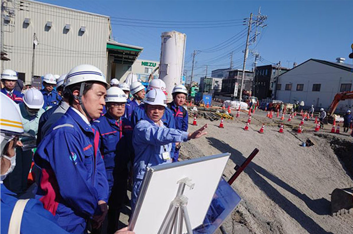 大山忍八潮市長より被害状況について説明を受ける中野大臣 / 国土交通省