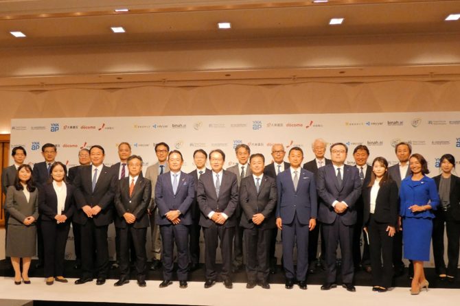 共同プレス発表会の席上、YKK APは魚津 彰社長、大東建託は竹内 啓社長が列席した