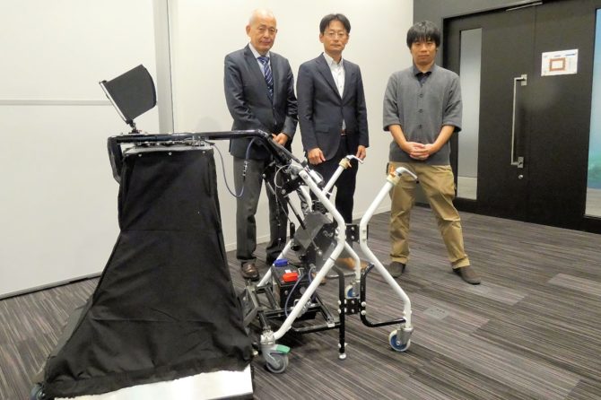 「床版ひび割れ点検ロボット」を前に、（左から）株式会社イクシスのR&D営業チーム長の小室裕之氏、代表取締役、Co-CEO兼CTOの山崎文敬氏、Development Teamのサブチーム長の阿部翔太朗氏