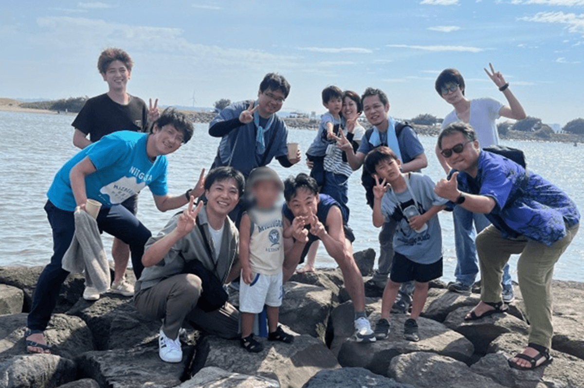 2024年7月、海岸室有志メンバーで葛西海岸（葛西臨海公園）に「はまべで乾杯」しに行ったときの様子。前列右のグラサンが室永さん（写真：海岸室有志提供）